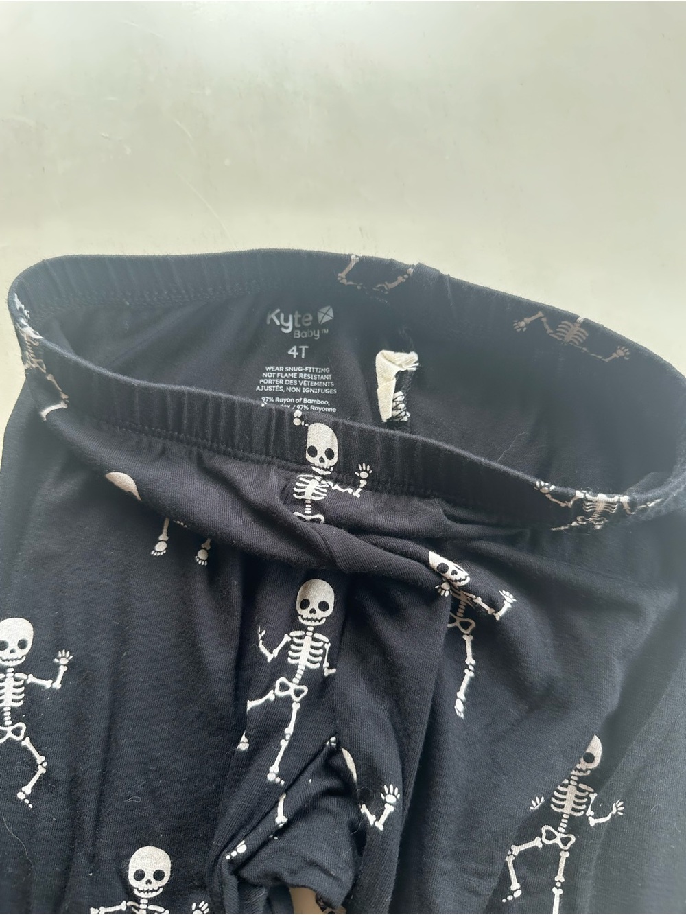 Kyte Baby long sleeve pajama set in dancing skeletons size 4T - Halloween - Picture 3 of 8